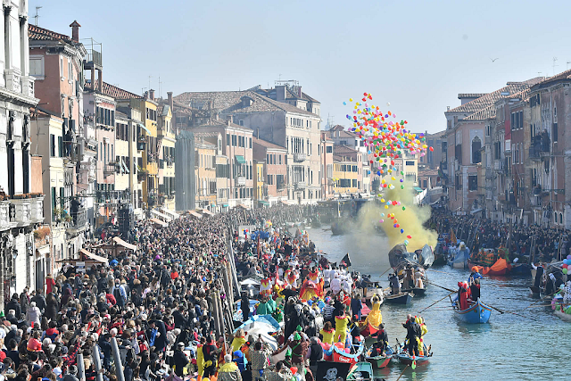 Nedělní Festa Veneziana (vodní průvod) na Benátském karnevalu je vždy plný lidí