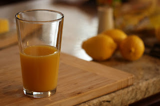 4 Resep Jus Lemon Segar yang Patut Anda Coba! Buah lemon yang berwarna kuning dan juga mengandung vitamin C yang sangat tinggi banyak d 4 Resep Jus Lemon Segar yang Patut Anda Coba!
