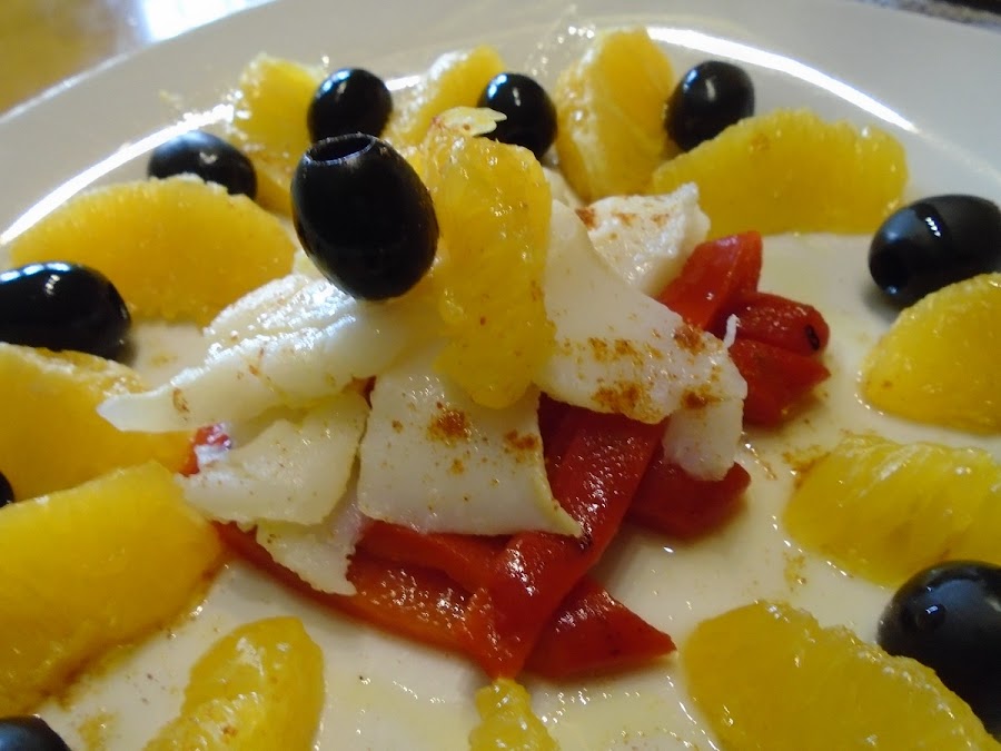 ensalada de bacalao con naranjas sobre cama de pimientos de piquillo