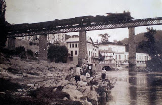 La Farga de Bebié, el río Ter y tren sobre viaducto