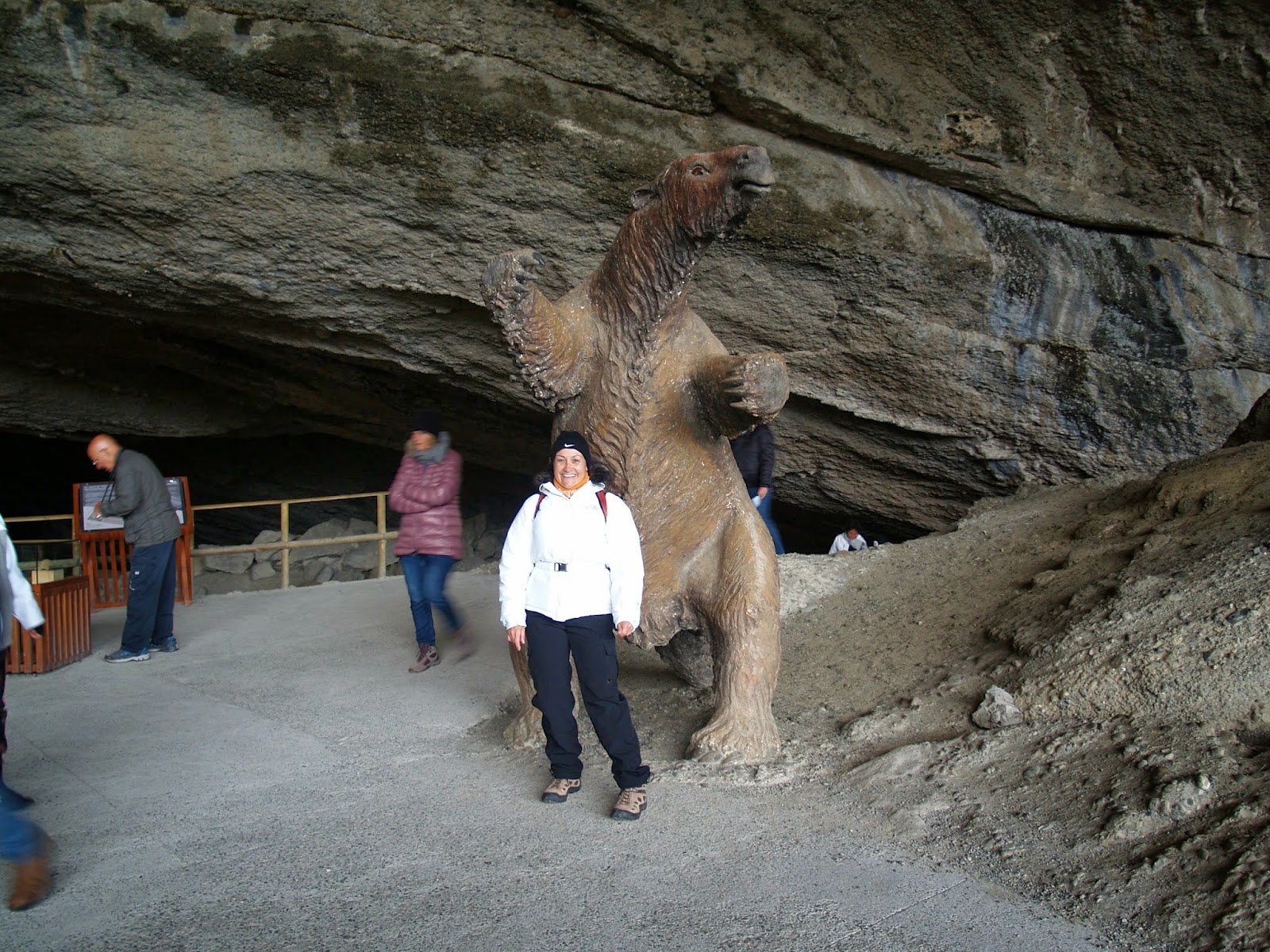 Mujer y Evolución CUEVA DEL MILODON PUERTO NATALE