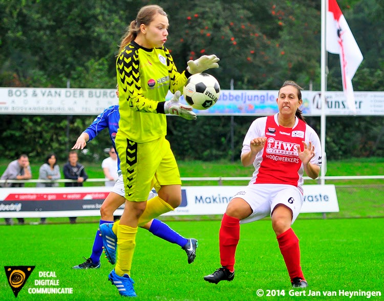 Doelvrouwe Ashley Laurentzen van RKHVV grijpt goed in voordat goaltjesdief Samanta Stojanovic van RCL gevaarlijk kan worden.