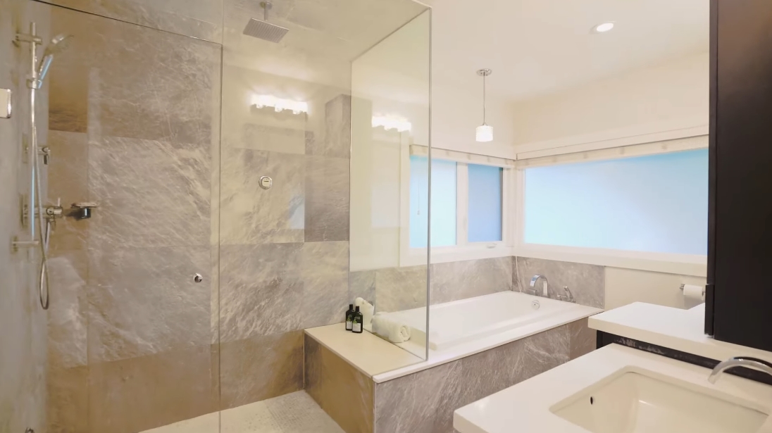 28 Interior Design Photos vs. 125 Kensington Crescent, North Vancouver Luxury Home Tour