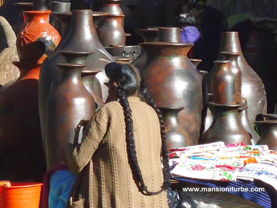 Artesanías de Cocucho de venta en Pátzcuaro durante el Tianguis Artesanal de Noche de Muertos