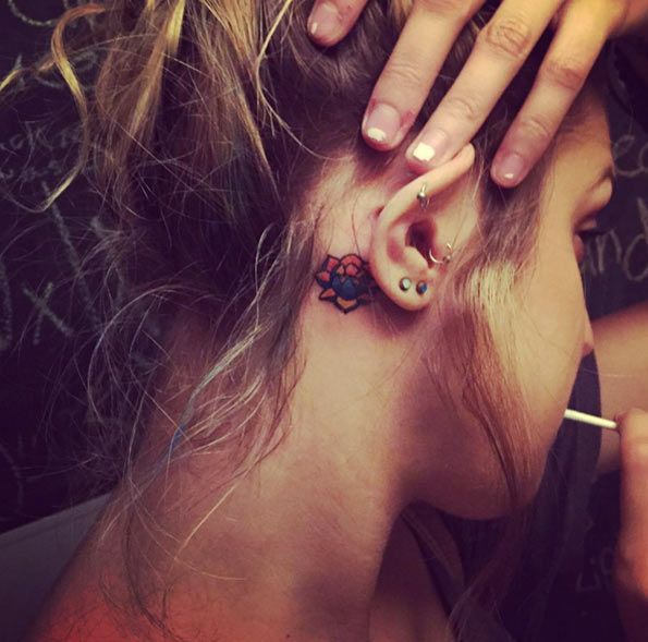 Tatuagens femininas atrás das orelhas Tatuagens femininas atrás das orelhas