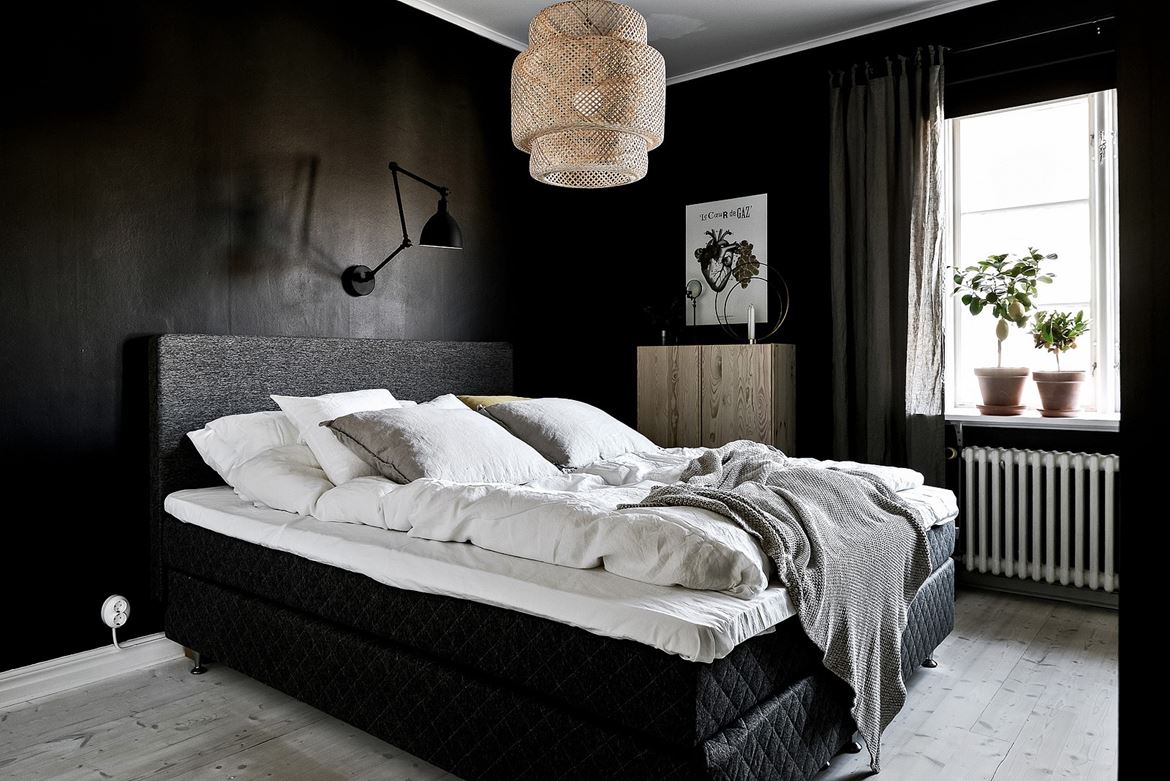 dormitorio negro, oscuro, lampara, sinnerlig, ikea, decoracion nordica, decoracion escandinava, estilo nordico, alquimia deco, interiorismo