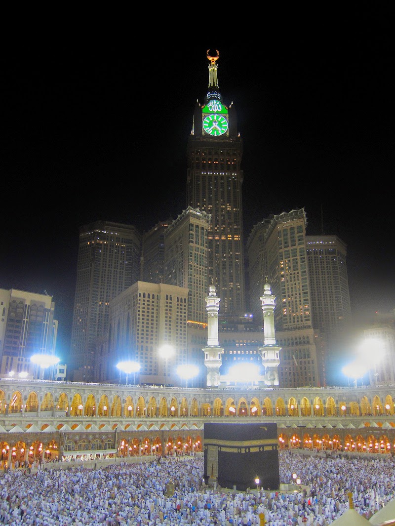 Башня в мекке. Абрадж Аль-Бейт Мекка. Часовая башня в Мекке. Королевская часовая башня Мекка Саудовская Аравия. Мекка часы Кааба.