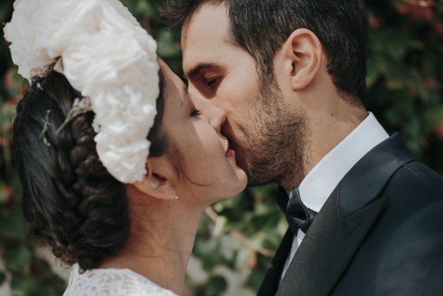 boda masía girona vestido novia corona flores blog atodoconfetti