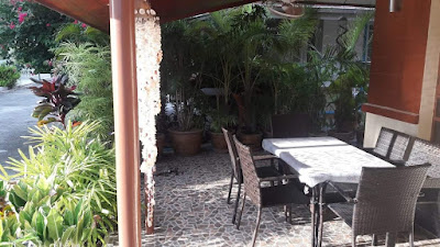 En härlig terrass under tak Hus till salu i Ban Phe