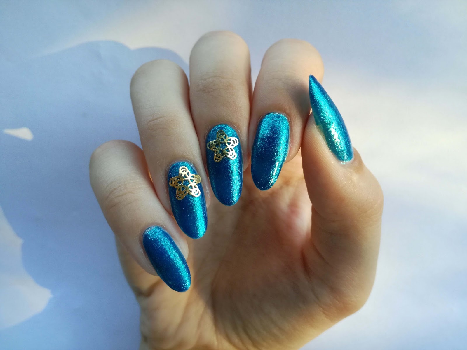 turkusowe paznokcie ze złotymi ozdobami