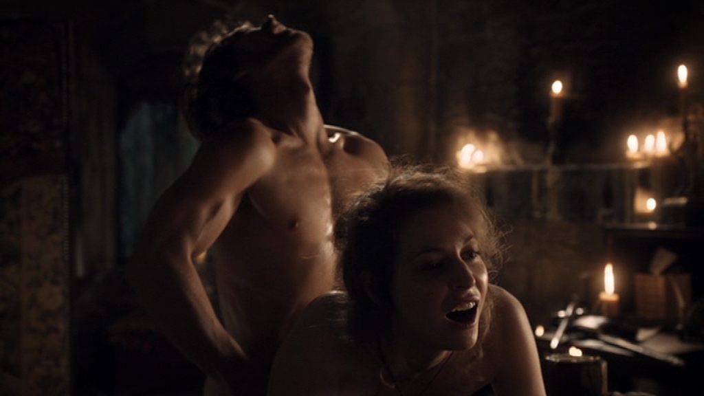 Alfie Allen - Naked in "Game of Thrones" .