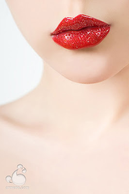 Fotografía labios rojos y fresa