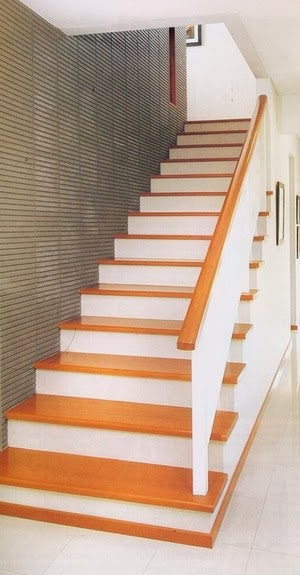 foto desain tangga rumah minimalis dengan pijakan kayu