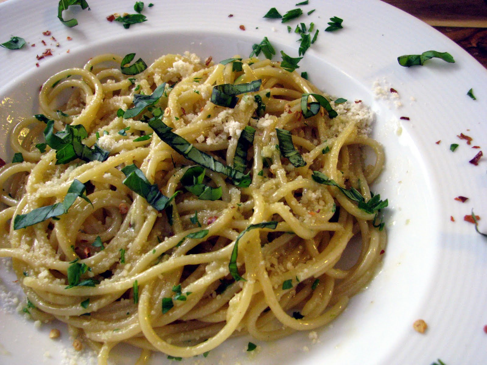 Mia Cucina: Spaghetti Aglio e Olio (Spaghetti with garlic and Oil)