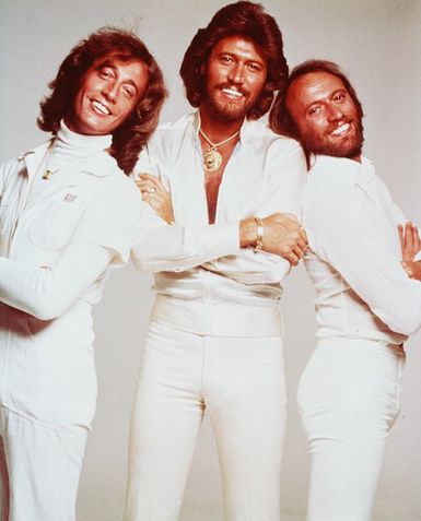 Bee Gees Foto de Bee Gees posando de blanco
