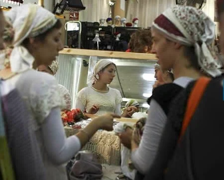 Mulheres judias comprando lenços