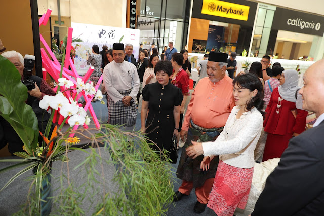Mrs. Senko Ikenobo, Headmaster Designate of Ikenobo showing the Ikenobo Ikebana arrangement to Datuk Seri Mirza Mohammad Taiyab, Director General of Tourism Malaysia. Ikenobo Ikebana at Pavillion Kuala Lumpur