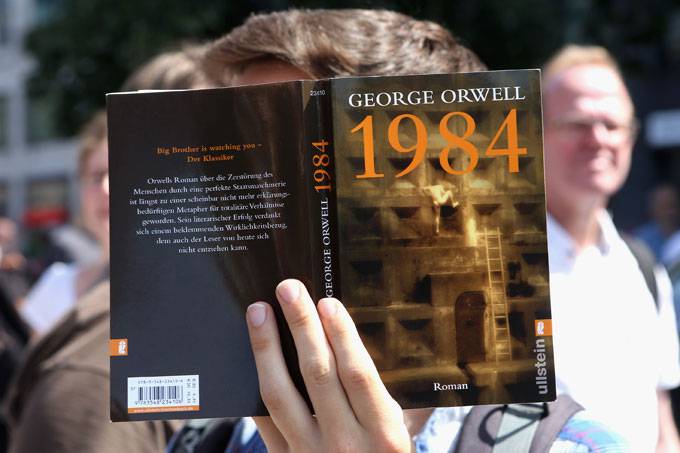 DONALD TRUMP FAZ VENDAS DE '1984' AUMENTAREM 10 MIL %