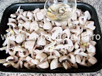 Ciuperci la cuptor cu usturoi preparare reteta - turnam uleiul peste ele
