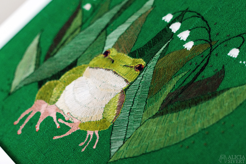 "Lövgroda bland liljekonvalj", European tree frog embroidery by Alicia Sivertsson.