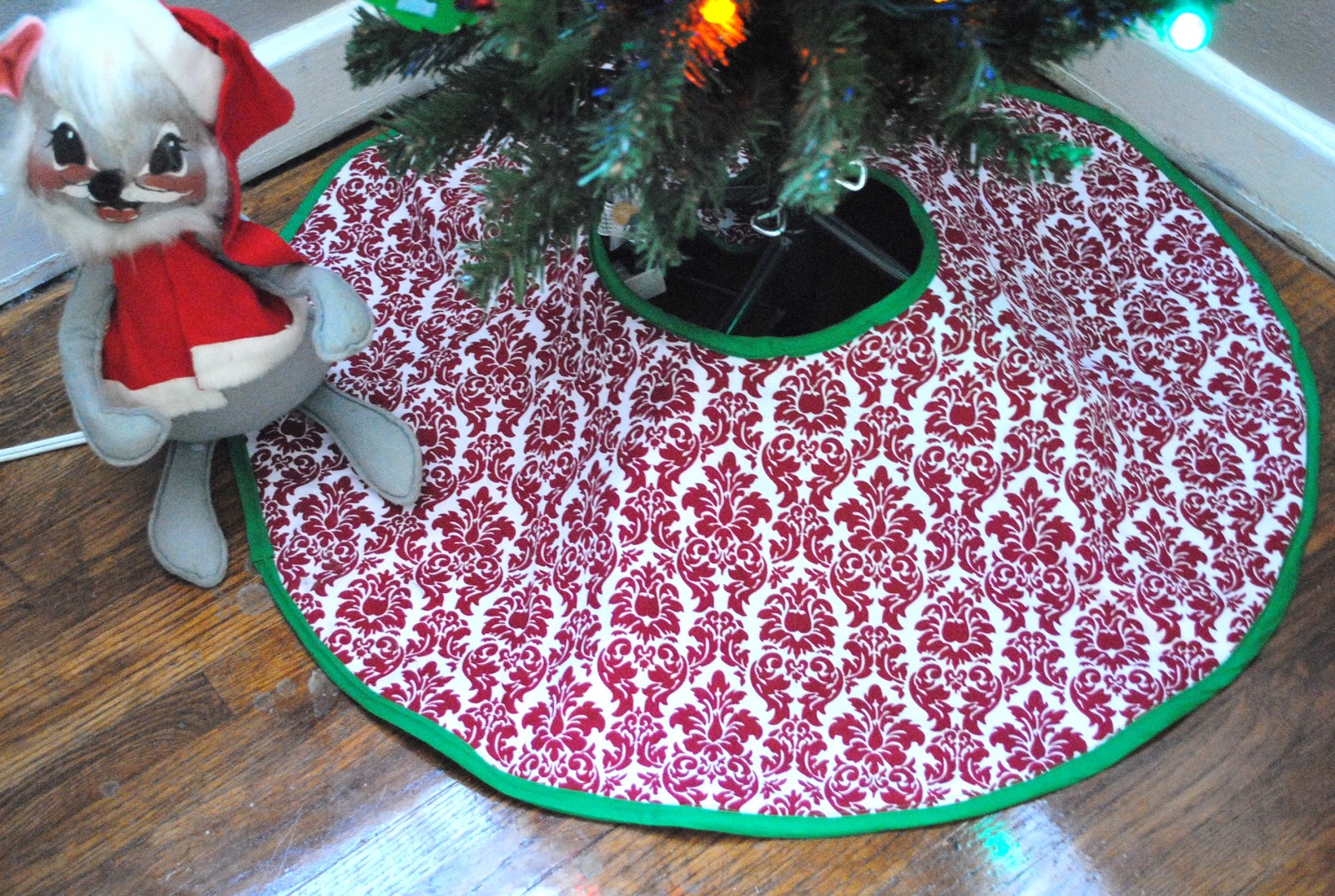 phunky-phashions-damask-tree-skirt