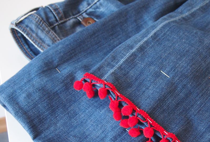 Cropped Flare Jeans mit Pompos im DIY - Lebensfreude pur.