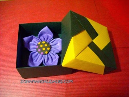 http://www.zonamanualidades.com/2010/01/02/cajita-de-origami-para-regalitos/