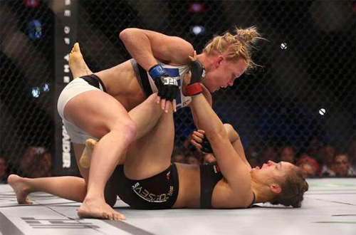 Pukulan Holly Hole ke wajah Ronda Rousey Pukulan Holly Hole ke wajah Ronda Rousey