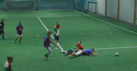 Des norvégiens invent le football où tous les joueurs sont bourrés