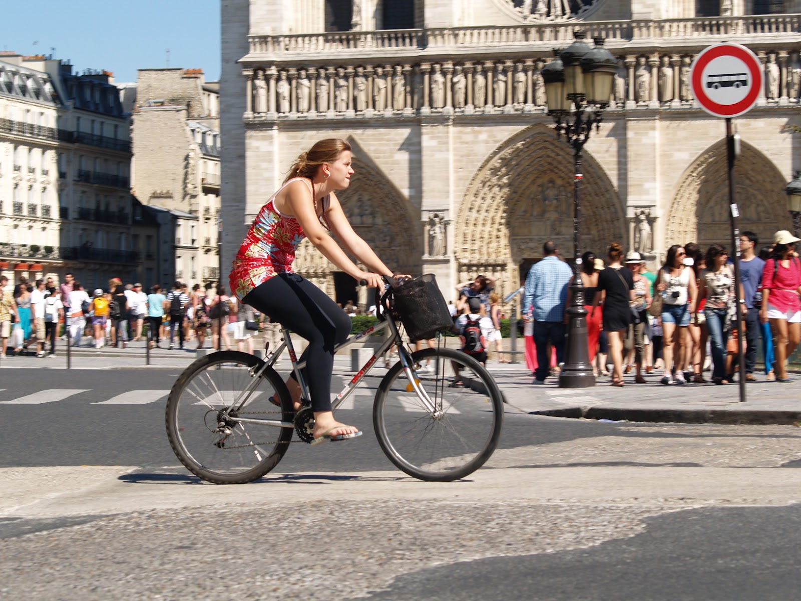 Un Cycliste Parisien / A Parisian Cyclist Des vélos et des filles