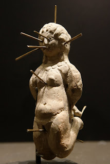 4. yüzyıldan kalma bir vudu bebeği. Bu tür büyüde bebeğe verilen zararların o bebeğin temsil ettiği düşmana da etki edeceğine inanılır.