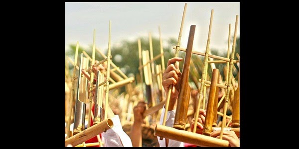 Cara Memegang dan Memainkan Angklung Cara Memegang dan Memainkan Angklung