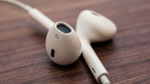 https://www.cnet.com/products/apple-earpods-with-remote-and-mic-white/