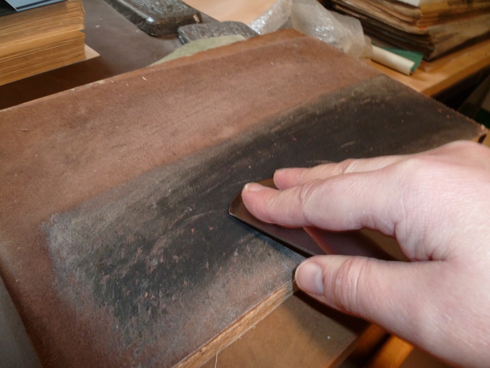 Reliure et autres explications à Trôo  Restauration de livres anciens.:  Travailler le cuir. Différences entre les cuirs et tannage, histoire. Parure