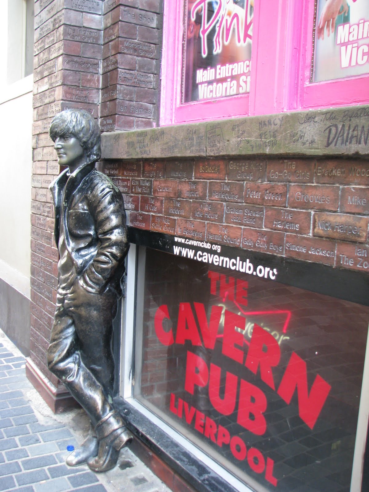 Resultado de imagen para una estatua de John Lennon pasó a presidir la entrada del local