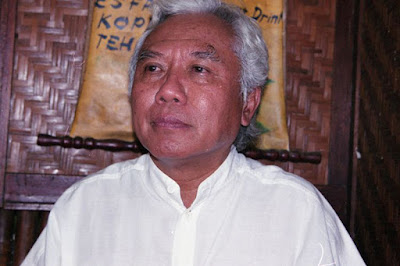 Biografi Danarto - Penulis dan Sastrawan Indonesia Biografi Danarto - Penulis dan Sastrawan Indonesia muhamad nurdin fathurrohman Wednesday, March 29, 2017 Sastrawan angkatan 1966-1970 Danarto adalah penulis dan sastrawan Indonesia. Karyanya yang terkenal di antaranya adalah kumpulan cerpen, Godlob. Kumpulan cerpennya yang lain, Adam Ma'rifat, memenangkan Hadiah Sastra 1982 Dewan Kesenian Jakarta, dan Hadiah Buku Utama 1982. Tahun 2009 Danarto menerima Ahmad Bakrie Award untuk bidang kesusasteraan. Riwayat Danarto lahir di Sragen, Jawa Tengah, pada 27 Juni 1941. Ia merupakan anak keempat dari lima bersaudara dari pasangan Djakio Hardjosoewarno, seorang buruh pabrik gula Modjo dan Siti Aminah, seorang pedagang eceran batik di pasar kabupaten. Danarto menikah dengan Siti Zainab Luxfiati, seorang psikolog. Setelah menamatkan pendidikannya di sekolah dasar (SD), ia melanjutkan pelajarannya ke sekolah menengah pertama (SMP). Kemudian, ia meneruskan sekolahnya di sekolah menengah atas (SMA) bagian Sastra di Solo. Pada tahun 1958--1961 ia belajar di Akademi Seni Rupa Indonesia (ASRI) Yogyakarta jurusan Seni Lukis. Selama kuliah di ASRI Yogyakarta, dia aktif dalam Sanggar Bambu pimpinan pelukis Sunarto Pr, dan ikut mendirikan Sanggar Bambu Jakarta. Tahun 1979-1985 bekerja di majalah Zaman, tahun 1976 mengikuti International Writing Program di Universitas Iowa, Iowa City, Amerika Serikat. Tahun 1983 menghadiri Festival Penyair Internasional di Rotterdam, Belanda. Ia pernah bergabung dengan Teater Sardono, yang melawat ke Eropa Barat dan Asia, 1974. Di samping berpameran Kanvas Kosong (1973) ia juga berpameran puisi konkret (19