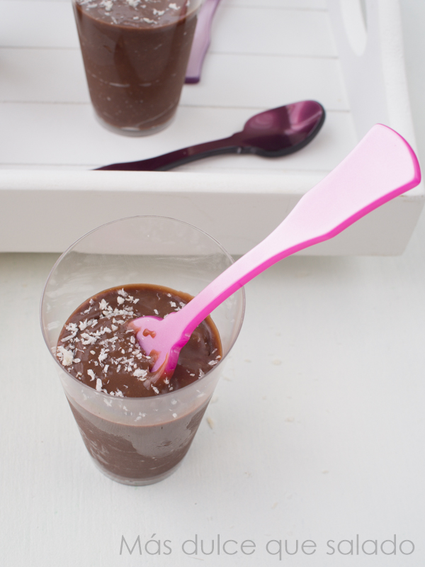 Más dulce que salado Vasitos de chocolate y leche de coco