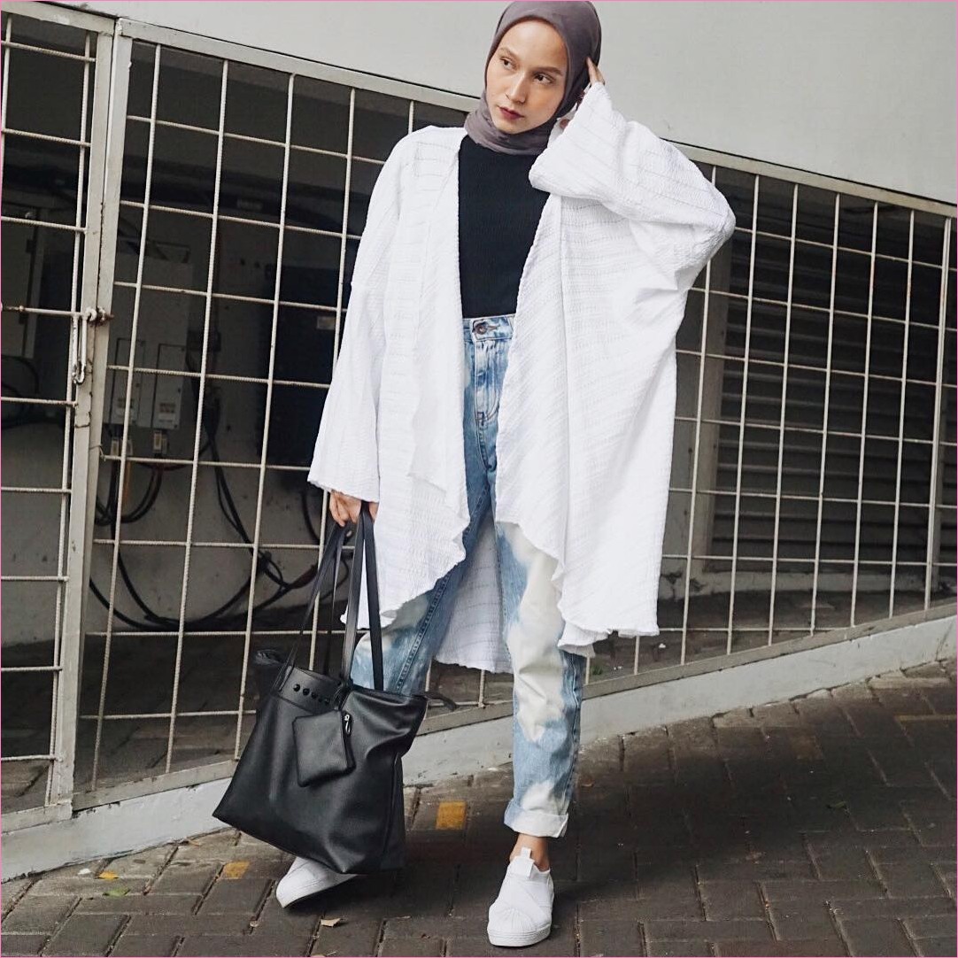 Outfit Celana Jeans Untuk Hijabers Ala Selebgram 2018 mangset outer sneakers kets putih totebags hitam kerudung segiempat hijab square coklat pants jeans denim ootd trendy Outfit Celana Jeans Untuk Hijabers Ala Selebgram 2018 mangset outer sneakers kets putih totebags hitam kerudung segiempat hijab square coklat pants jeans denim ootd trendy