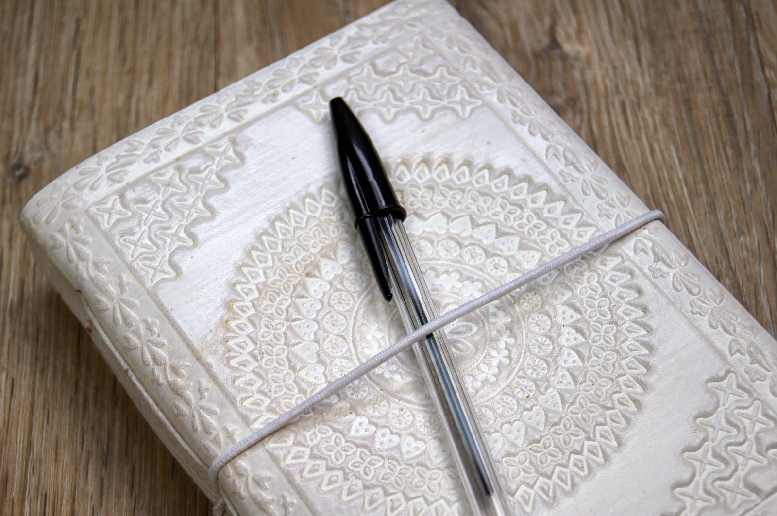 cute notebook and pen handbag essentials