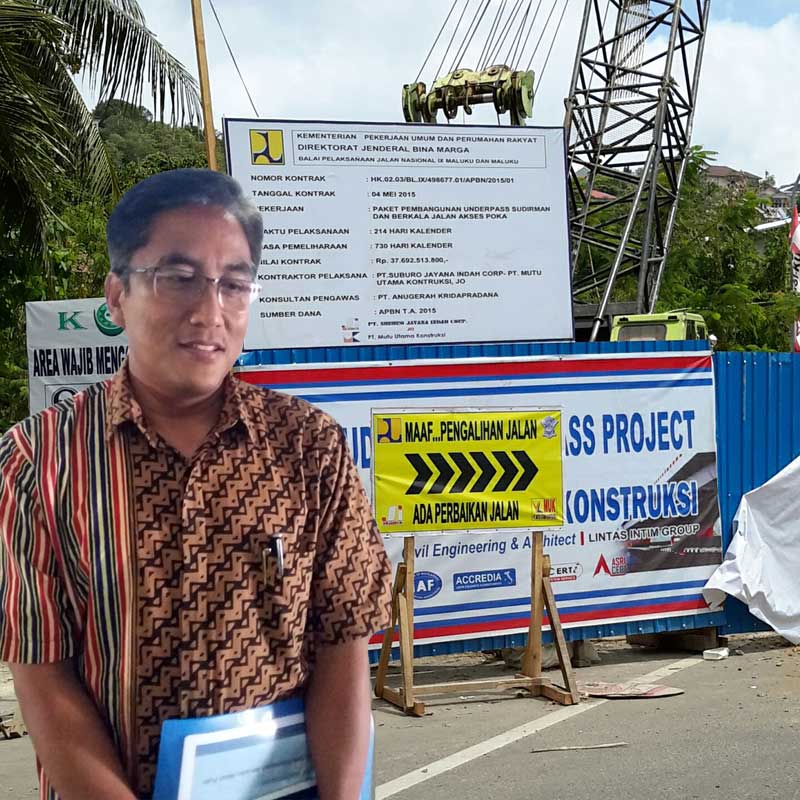 Pembebasan Lahan Hambat Pembangunan Underpass Sudirman Ambon, Maluku Post.com - Kendati proyek pembangunan Jembatan Merah Putih (JMP) telah selesai, namun salah satu infrastruktur pendukung yakni Underpass Sudirman hingga kini masih terbengkalai hal ini akibat terkendala pembebasan lahan. Satker JMP, Balai Pelaksanaan Jalan Nasional (BPJN) Wilayah IX Maluku dan Maluku Utara, Cris Lasmono saat dikonfirmasi di Ambon, Sabtu (11/6) mengatakan, pembangunan JMP tidak terlepas dari pembangunan Underpass Sudirman. Oleh karena Underpass tersebut merupakan salah satu infrastruktur pendukung utama yang akan mengondisikan beban kendaraan yang melintasi jalur JMP. “Untuk pembangunan tersebut, semua anggaran yang dibutuhkan telah kita siapkan. Hanya saja sebagian lahan Underpass itu merupakan lahan milik warga. Sehingga perlu adanya koordinasi dari pemerintah baik provinsi maupun kota untuk dilakukan pembebasan lahan.” Ungkapnya. Menurutnya, dalam pelaksanaan konstruksi tersebut, pihak BPJN membutuhkan surat penyerahan lahan dari pemerintah Provinsi Maluku agar bisa diketahui dengan pasti bahwa persoalan pembebasan lahan antara pemilik lahan yakni keluarga Tutupoho dan Pemerintah baik provinsi maupun kota telah selesai. Lasmono menjelaskan, pemerintah provinsi sebelumnya telah menyurati pihak BPJN bahwa lahan seluas 893 meter per kubik tersebut telah dihibahkan oleh pemilik lahan. Akan tetapi dalam pelaksanaannya, pemilik lahan kembali melakukan pemalangan pada lokasi yang dimaksud. “Inilah yang menyebabkan pembangunan Underpass kembali ditunda, selain itu sampai saat ini belum ada lagi surat lanjutan terkait kepemilikan lahan tersebut.” tandasnya. Lasmono menambahkan, surat terakhir yang diterima BPJN dalam hal ini satker JMP oleh pemerintah Provinsi Maluku tertanggal 30 Mei 2016 terkait informasi permintaan perluasan lahan Underpass Sudirman. Lasmono mengatakan untuk surat penyerahan lahan, belum ada kepastian dari pemerintah Provinsi Maluku, sehingga kalau pemilik lahan masih belum menyetujui dengan ketentuan pembebasan lahan yang ditetapkan oleh pemerintah, maka pihaknya tidak bisa melanjutkan pembangunan underpass tersebut. “Oleh karena itu kami sangat mengharapkan adanya kepastian terkait pembebasan lahan tersebut, agar kami secepatnya dapat menyelesaikan pembangunan Underpass Sudirman sehingga kendaraan yang melintasi JMP dapat disesuaikan dengan jalur yang telah ditetapkan.” Harapnya. (MP-8)