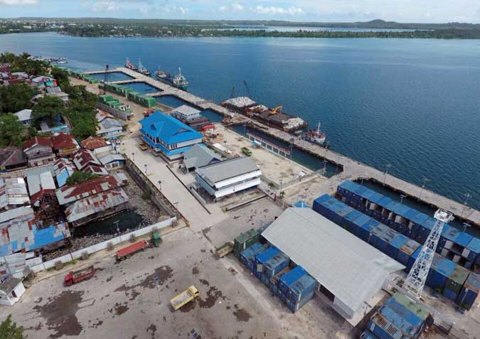 Kantor Pelabuhan-Dishub Tual Koordinasi Angkutan Lebaran Tual, Malukupost.com - Kantor Unit Penyelenggara Pelabuhan Laut (KUPP) Kelas II Tual dan Dinas Perhubungan (Dishub) Kota Tual bersama seluruh pemangku kepentingan melakukan rapat koordinasi demi memberikan pelayanan yang baik bagi penumpang, terutama pada puncak arus mudik lebaran Idul Fitri 1438 Hijriah tahun ini. "Intinya tadi kita memaksimalkan bagaimana supaya angkutan lebaran bisa berjalan sesuai rencana, termasuk memberangkatkan para pemudik dengan selamat dan memberikan pelayanan terbaik melalui pelabuhan-pelabuhan yang ada di Kota Tual dan Kabupaten Maluku Tenggara," kata Kepala KUPP Tual, Arifai, Rabu (31/5).