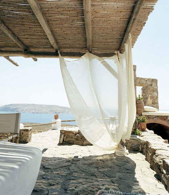 Breezy terrace and some mediterranean table setting ideas at www.myparadissi.com