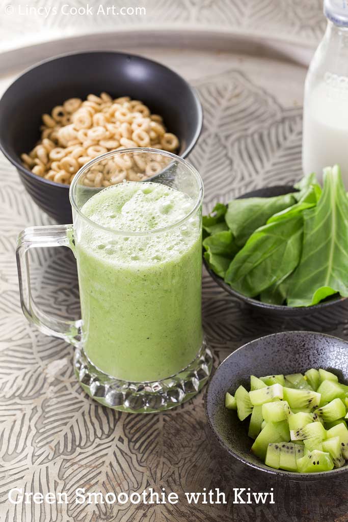 Green smoothie with spinach and kiwi recipe