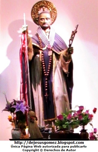 San Martín de Porres Imagen de San Martín de Porres con su escoba en la mano. Foto de San Martín de Jesus Gómez