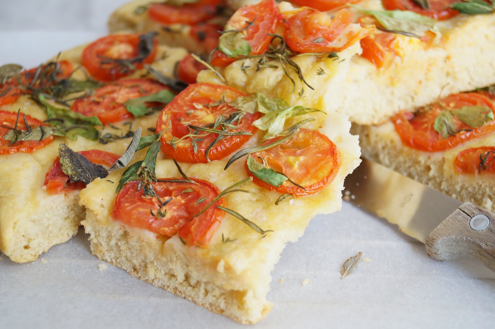 Focaccia mit Tomaten und Kräutern