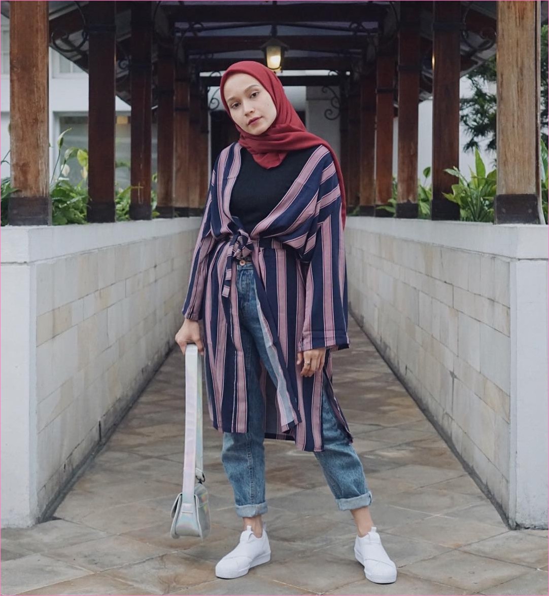 Outfit Celana Jeans Untuk Hijabers Ala Selebgram 2018 mangset hitam outer biru tua ungu muda slingbags abu kerudung segiempat hijab square merah tua pants jeans denim kets sneakers putih ootd trendy Outfit Celana Jeans Untuk Hijabers Ala Selebgram 2018 mangset hitam outer biru tua ungu muda slingbags abu kerudung segiempat hijab square merah tua pants jeans denim kets sneakers putih ootd trendy