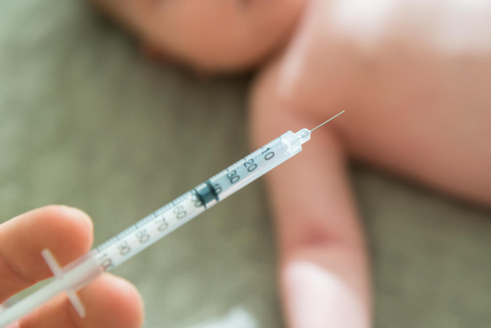 Documentos internos vazados mostram que 36 bebês morreram apos receber esta vacina As vacinas contêm uma combinação de pelo menos 39 diferentes metais altamente tóxicos, substâncias cancerígenas, substâncias químicas tóxicas, vírus vivos e geneticamente modificados, bactérias, vírus animais contendo soro contaminado e material genético estrangeiro,