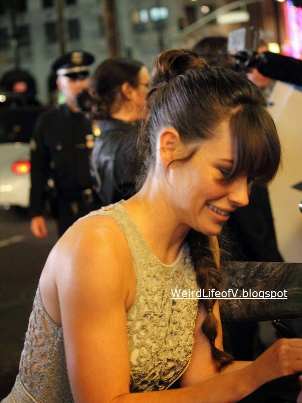The Hobbit: The Desolation of Smaug Red Carpet Premiere Evangeline Lily signing autographs