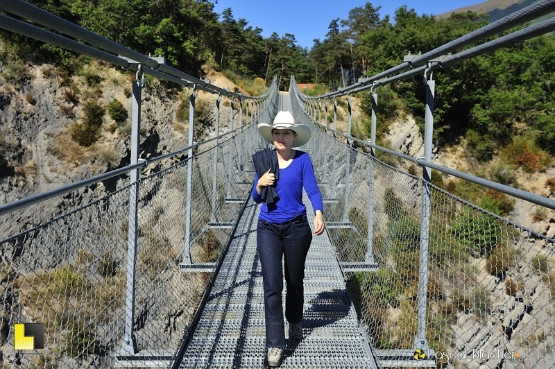 sur le chemin du retour valerie blachier passerelle de l'ebron photo Pascal Blachier