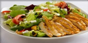 طريقة صنع سلطة الخضروات بشرائح الدجاج vegetable salad chicken slices recipe